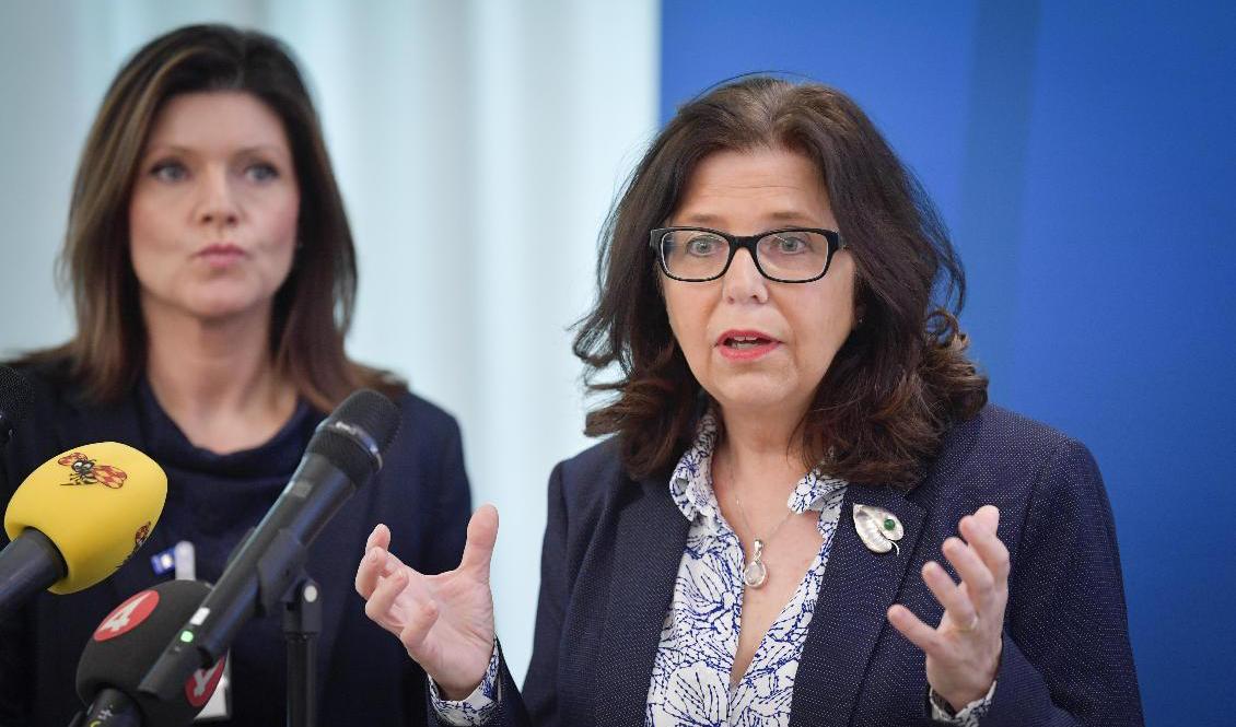 Arbetsmarknadsminister Eva Nordmark (S) och Arbetsförmedlingens generaldirektör Maria Mindhammar är inte överens. Arkivbild. Foto: Anders Wiklund/TT