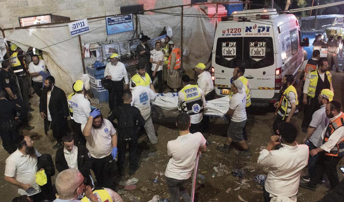 Räddningsarbete vid olycksplatsen vid berget Meron. Foto: AP/TT