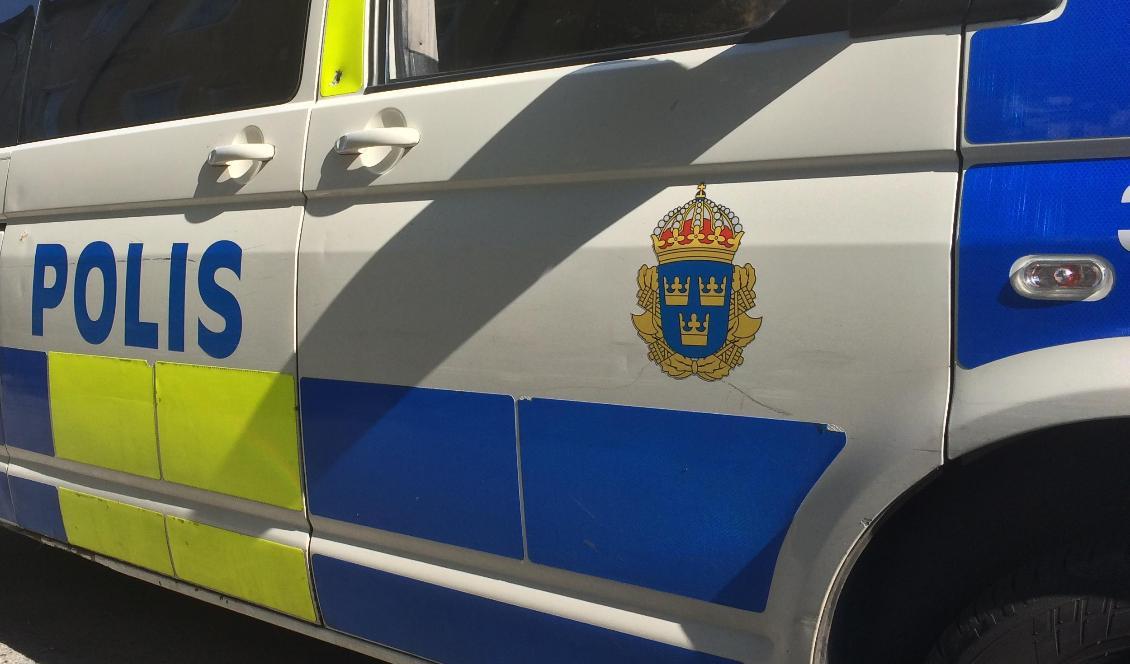 Polis i Ryds centrum i Linköping blev utsatt för stenkastning på onsdagskvällen. Foto: Tony Lingefors