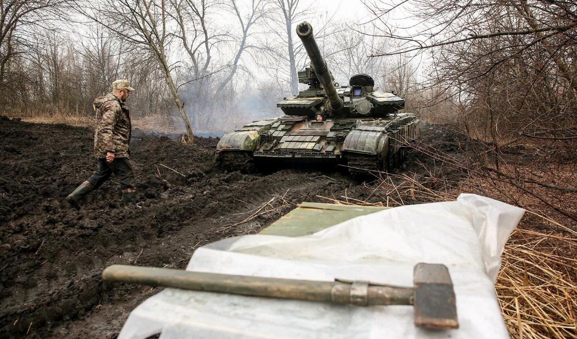 Ukrainska militärer arbetar på sin stridsvagn i närheten av fronten mot de ryskstödda separatisterna i närheten av Lysychansk i Luhansk-regionen i Ukraina, den 7 april 2021. Foto: STR/AFP via Getty Images