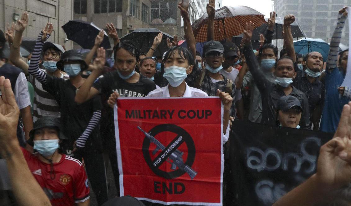 Fortsatta protester i Myanmar. På bild syns demonstranter i Rangoon på fredagen. Foto: Vincent Thian/AP/TT