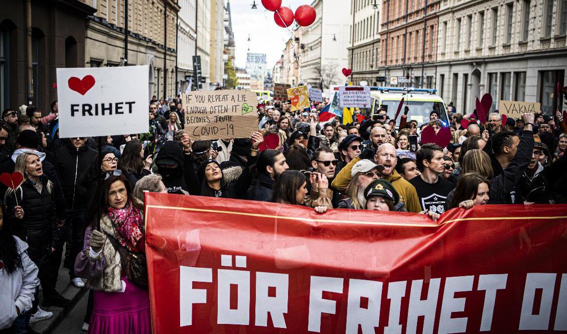 

Demonstrationståg mot covid-restriktionerna den första maj 2021. Foto: Carl-Olof Zimmerman/TT                                                                                        