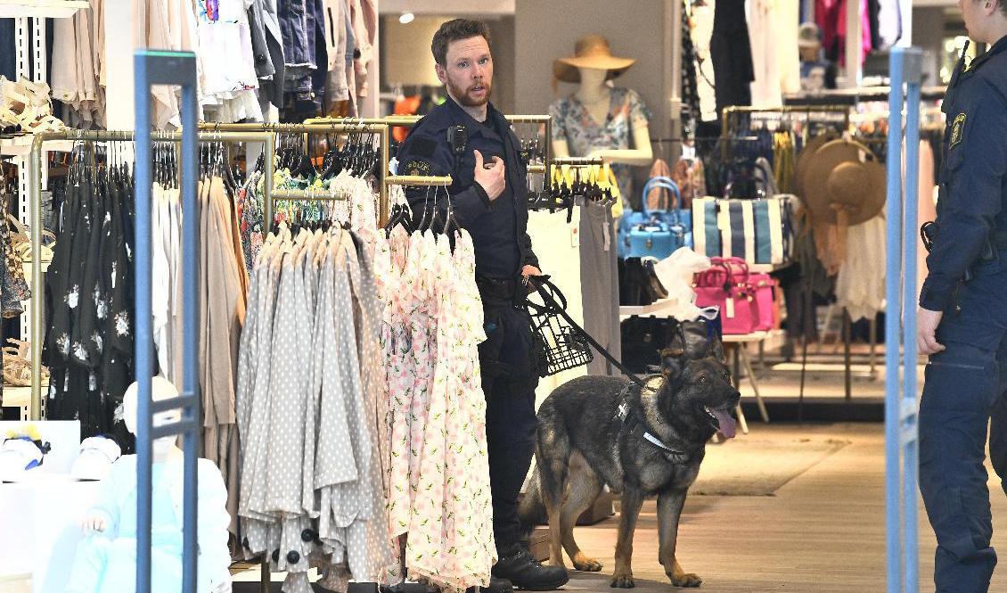 Teknisk undersökning ska göras i butiken där en hög smäll hörts. Foto: Claudio Bresciani/TT