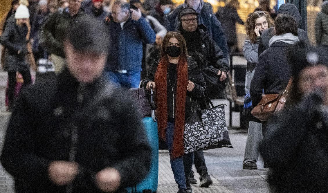 
Resenärer med och utan munskydd på perrongen på Malmö C. Arkivbild. Foto: Johan Nilsson/TT                                            