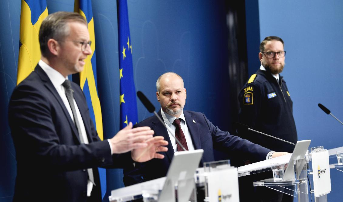 Inrikesminister Mikael Damberg (S), justitieminister Morgan Johansson (S) och Martin Petersson, chef för Tullverkets kontrollavdelning, vid onsdagens pressträff. Foto: Pontus Lundahl/TT