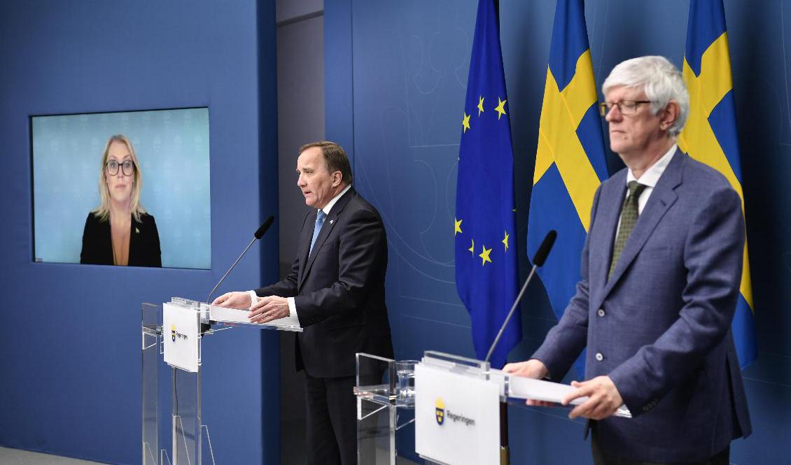 Socialminister Lena Hallengren (S), statsminister Stefan Löfven (S) och Folkhälsomyndighetens generaldirektör Johan Carlson ger nya besked om coronarestriktioner i dag. Arkivbild. Foto: Henrik Montgomery/TT