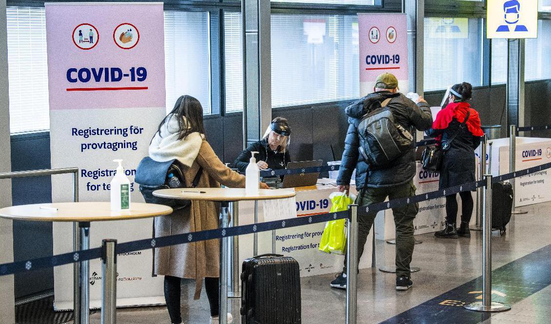 Polisen har tidigare slagit larm om att reserestriktionerna kan utnyttjas av bedragare. På bild en provtagningsstation för covid-19 på Arlanda flygplats. Arkivbild. Foto: Claudio Bresciani/TT