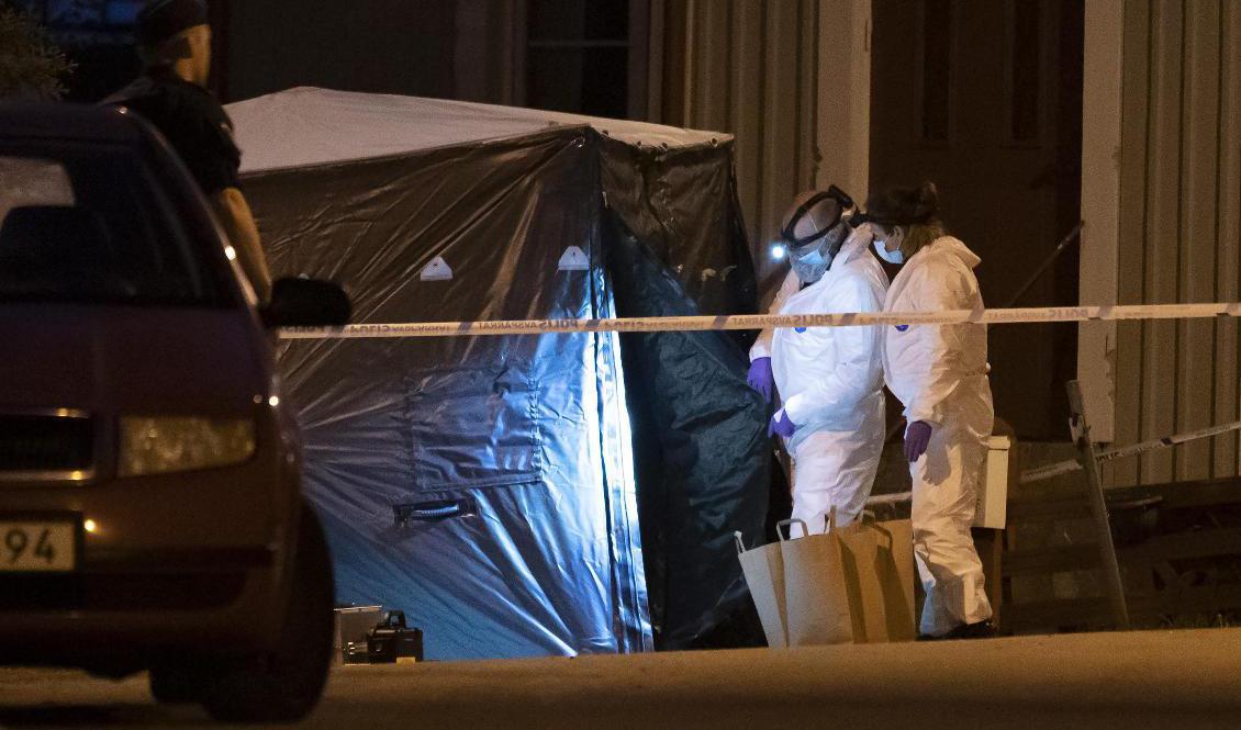 Polisens tekniker i arbete vid brottsplatsen i Ronneby. Foto: Johan Nilsson/TT