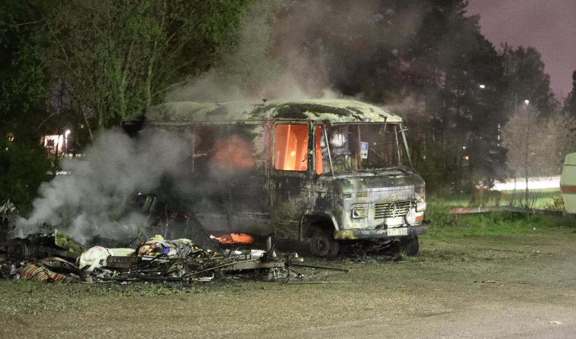 Ett av alla de fordon i Eskilstuna som sattes i brand på söndagskvällen. Foto: Per Karlsson/TT