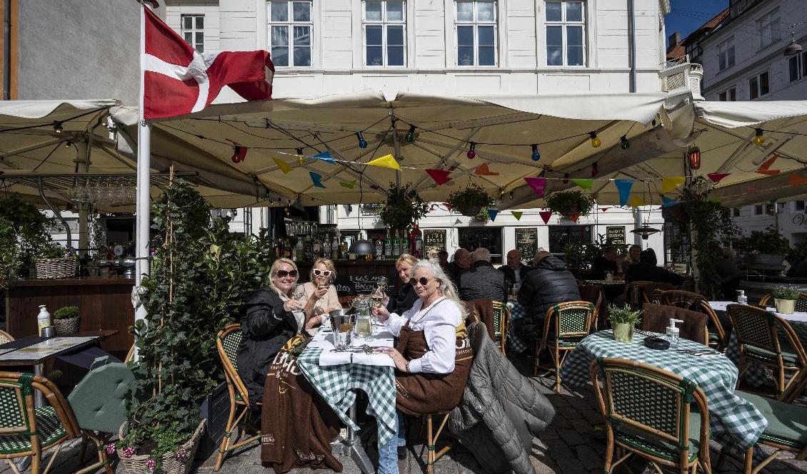Danmark har redan lättat på flera restriktioner. Och från och med fredag kommer det mesta att vara öppet – förutom nattlivet. Bilden är tagen i april då restaurangerna fick ta emot gäster för första gången på fyra månader. Foto: Johan Nilsson/TT