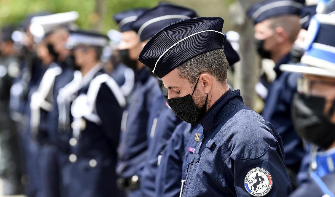 Den dödade polisen Eric Massons kollegor deltar i en minnesceremoni i hans ära den 11 maj i år. Foto: Nicolas Tucat/Pool via AP/TT