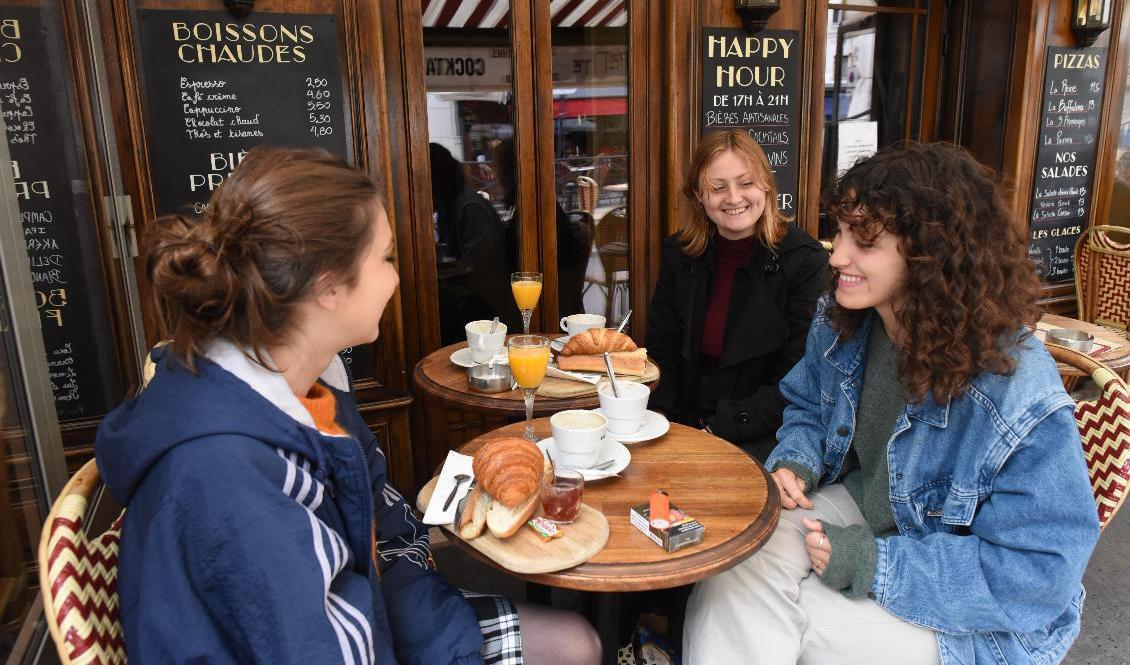 

"En känsla av frihet". Så beskriver filmstudenten Lola Guilbaud (till höger) möjligheten att åter avnjuta en frukost på kafé. Här är hon tillsammans med Ines Piquet och Emma Hugon på kaféet Les Petites vid Place de la Contrescarpe i Paris. Foto: Mehdi Chebil/TT                                                                                        