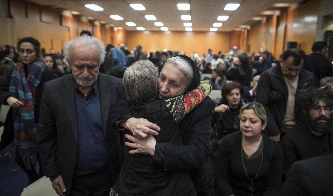 Anhöriga till omkomna vid flygkraschen vid en minnesstund i kanadensiska Vancouver. Arkivbild. Foto: Darryl Dyck/AP/TT