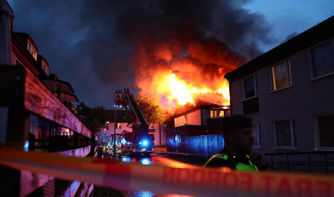 Det brinner kraftigt på vinden i ett flerbostadshus på Sörgårdsgatan i Linköping. Foto: Jeppe Gustafsson/TT