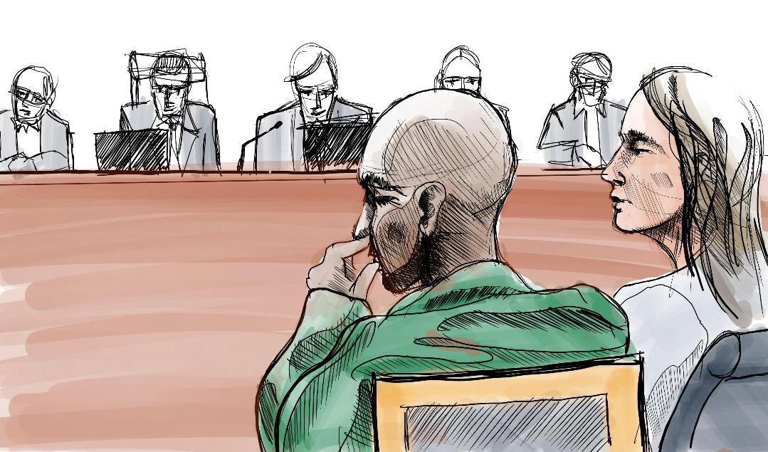 Den tilltalade rapartisten Yasin Mahamoud med sin advokat Frida Wallin i säkerhetssalen i Stockholms tingsrätt under måndagen. Foto: Johan Hallnäs/TT