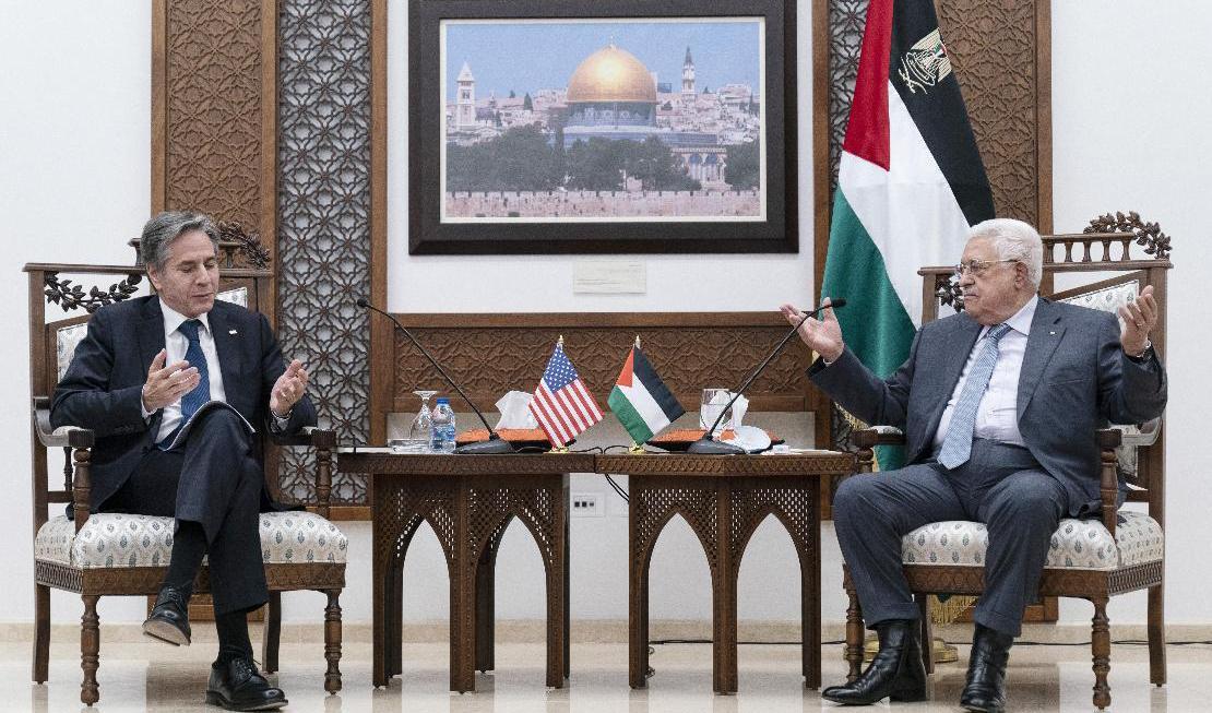 USA:s utrikesminister (till vänster) mötte palestinierna på Västbankens president Mahmud Abbas i Ramallah på tisdagen. Foto: Alex Brandon/AP/TT