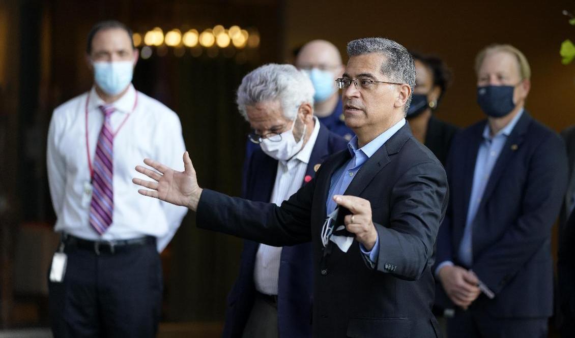 USA:s hälsominister Xavier Becerra driver på för att grundligare utreda hur coronaviruset ursprungligen spreds. Arkivbild. Foto: Mark J. Terrill/AP/TT
