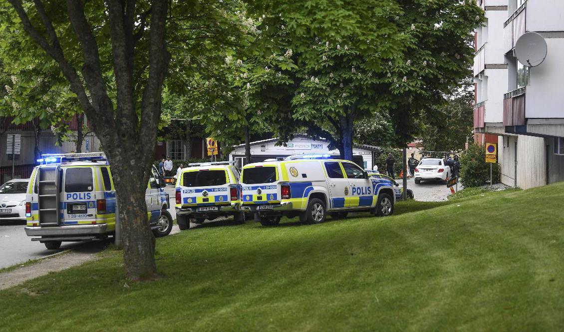 Flera personer slog larm om skottlossning i Husby i nordvästra Stockholm. Foto: Fredrik Sandberg/TT