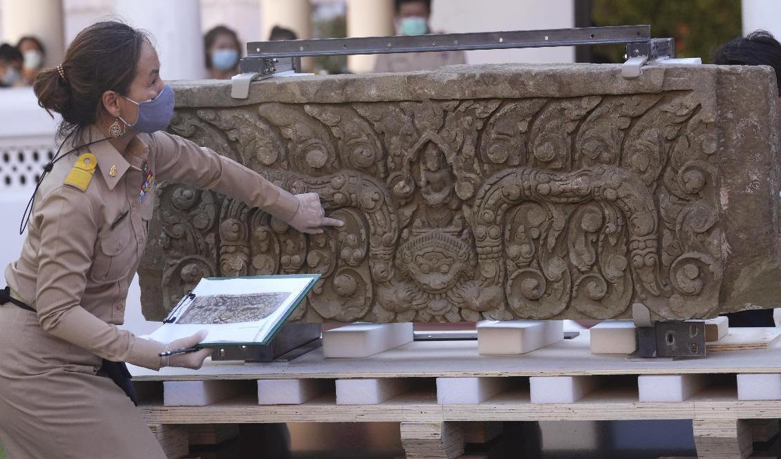 Inspektion av de återlämnade överstyckena i sandsten vid måndagens ceremoni i Bangkok. Foto: Sakchai Lalit/AP/TT