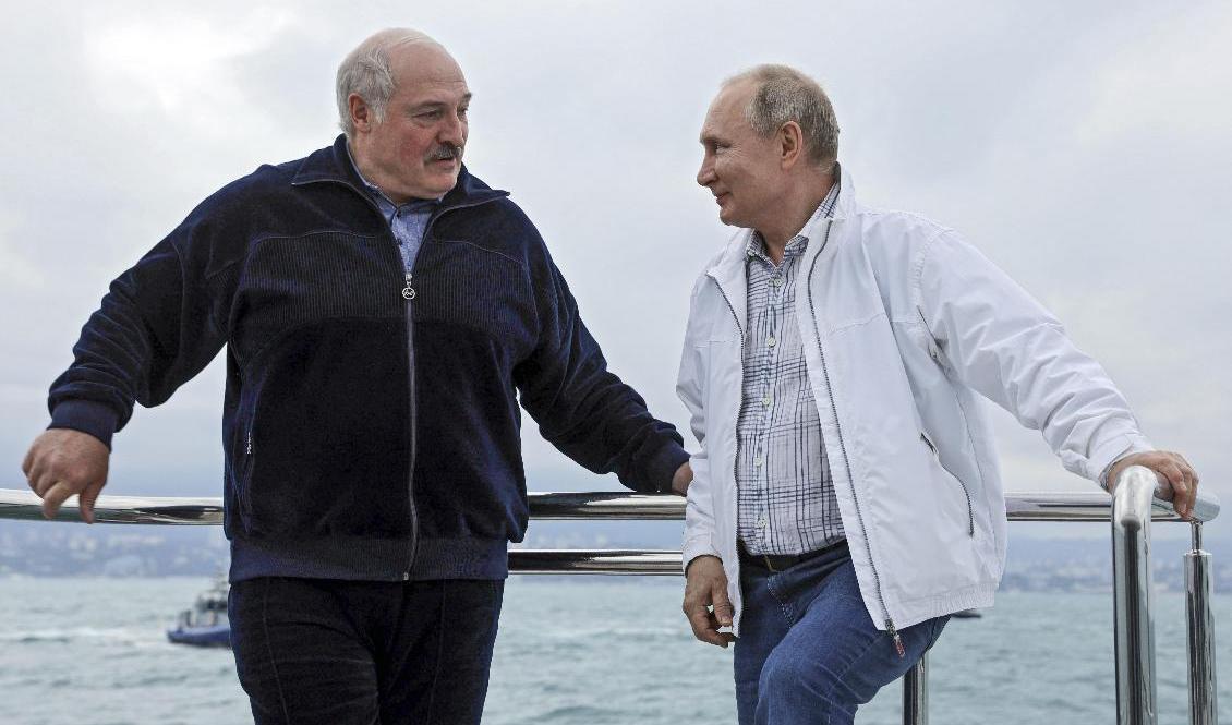 Rysslands president Vladimir Putin, till höger, och Belarus president Aleksandr Lukasjenko under deras möte i Sotji i lördags. Foto: Sergej Iljin/AP/TT