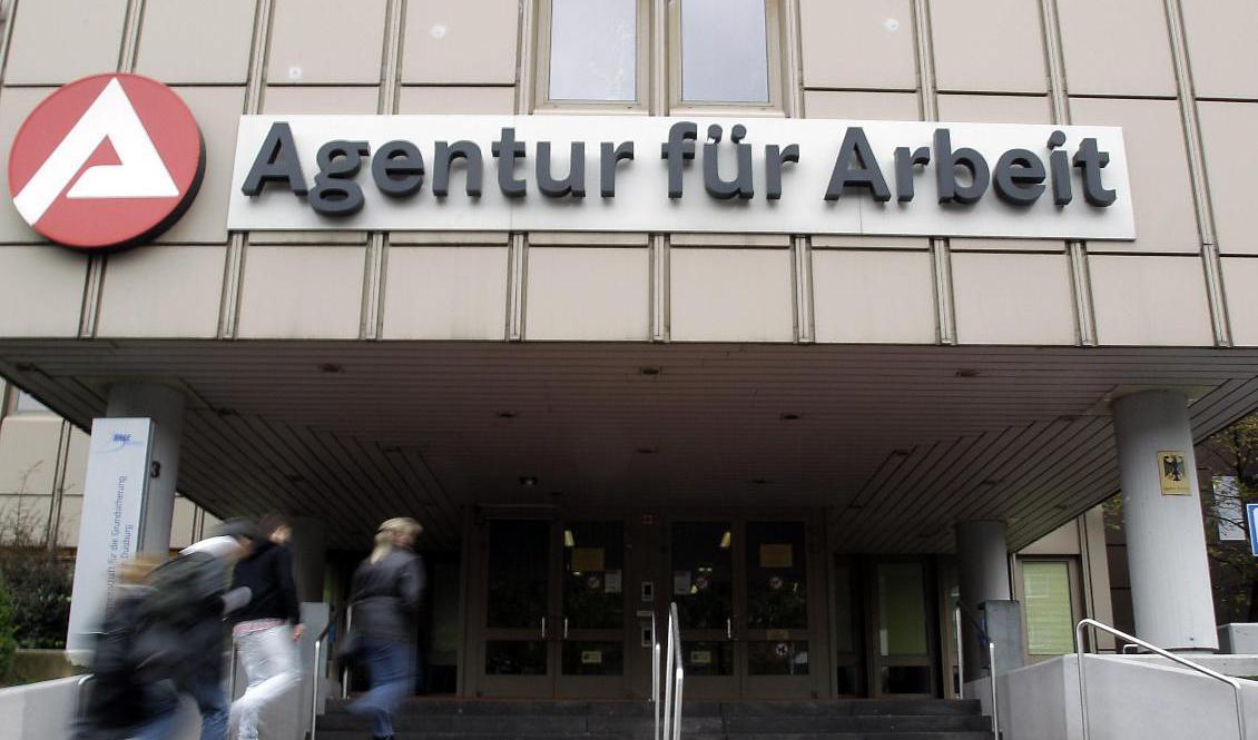 Något lägre arbetslöshet i eurozonen. Arkivbild. Foto: Frank Augstein/AP/TT