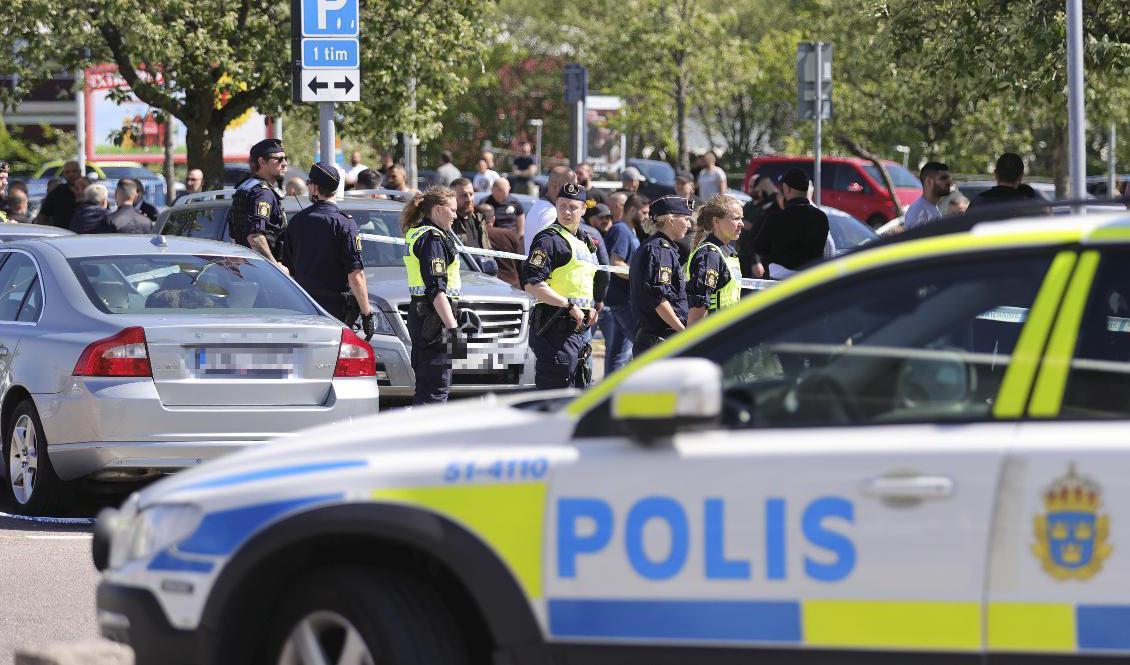 Polisen har förstärkt sin närvaro i Hjällbo i Göteborg efter de senaste dagarnas våldsbrott. I söndags (bilden) sköts en man i 45-årsåldern ihjäl. Foto: Adam Ihse/TT