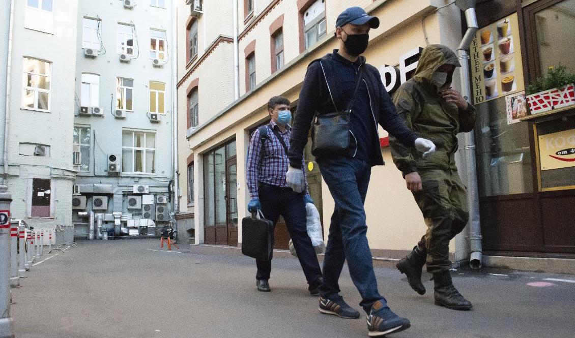 Beslagtagna dokument förs ut från ett av organisationen Öppna Rysslands kontor i Moskva i juli i fjol. Foto: Denis Kaminev/AP/TT