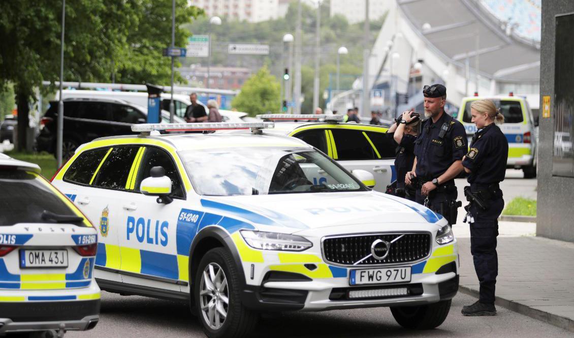 Poliser är på plats utanför Göteborgs tingsrätt efter ett bombhot. Foto: Adam Ihse/TT