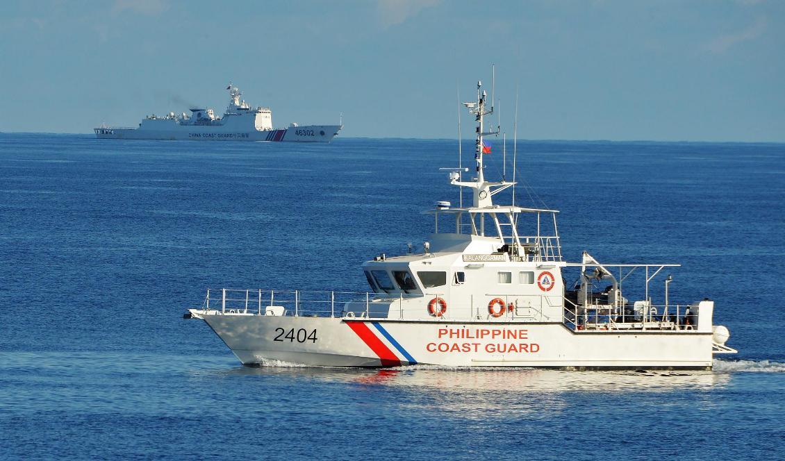 
Filippinsk kustbevakning sveper förbi ett kinesiskt kustbevakningsfartyg den 14 maj 2019. Foto: Ted Aljibe/AFP via Getty Images                                            