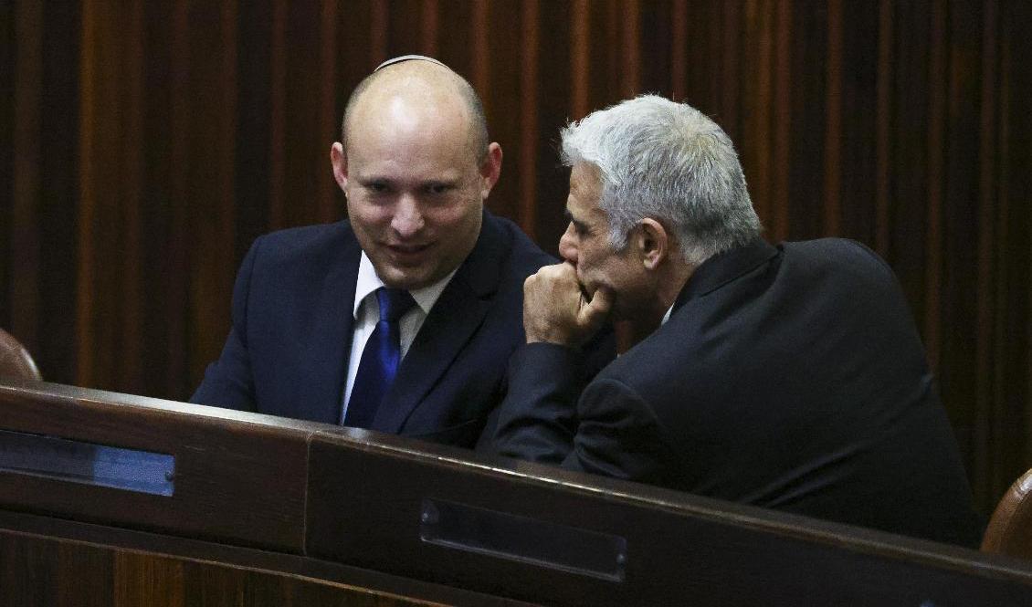 Naftali Bennett (till vänster) ledare för Yamina i samspråk med Yair Lapid partiledare för Yesh Atid i knesset på onsdagen. Foto: Ronen Zvulun/AP/TT