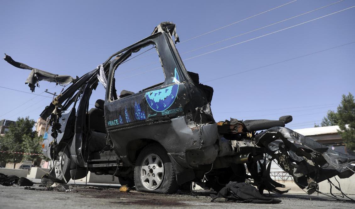 Minst fyra människor dödades vid en explosion på en minibuss i Kabul på torsdagen. Foto: Rahmat Gul/AP/TT