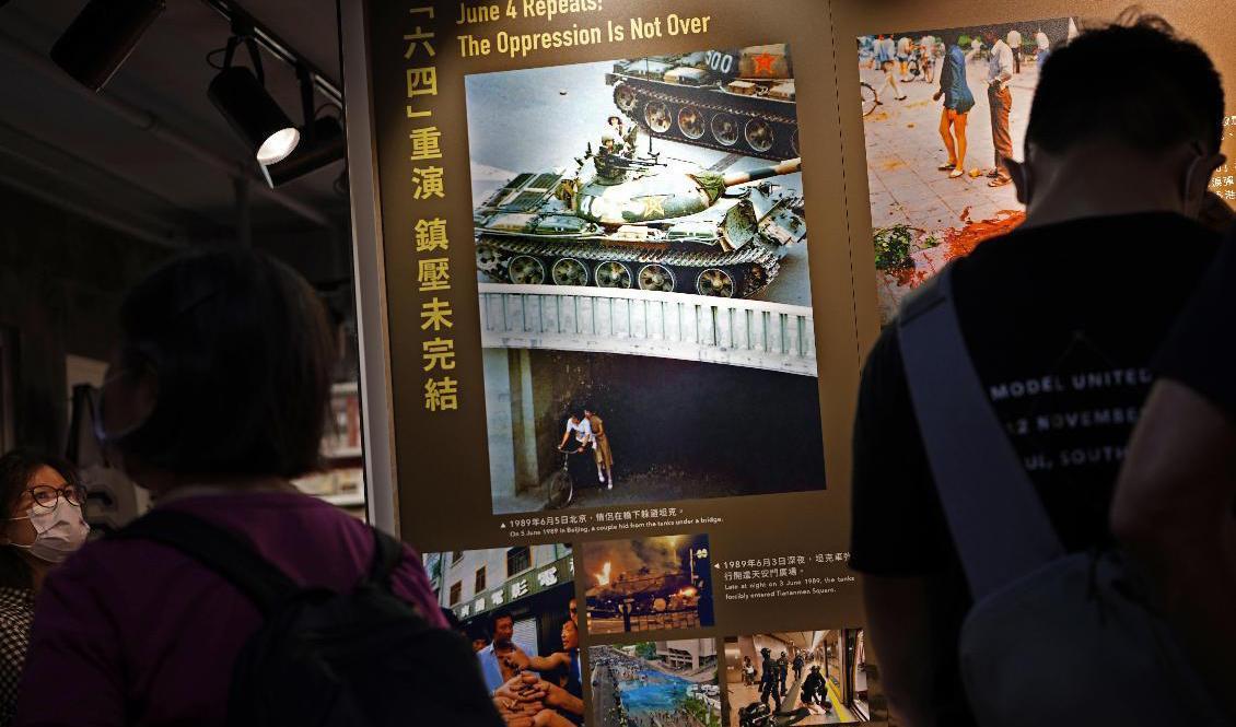 Foto De sista besökarna lämnar Fjärde juni-museet i Hongkong. Museet, som visar utställningar om massakern på Himmelska fridens torg i Peking 1989, tvingades stänga tre dagar före massakerns årsdag. Vincent Yu/AP/TT