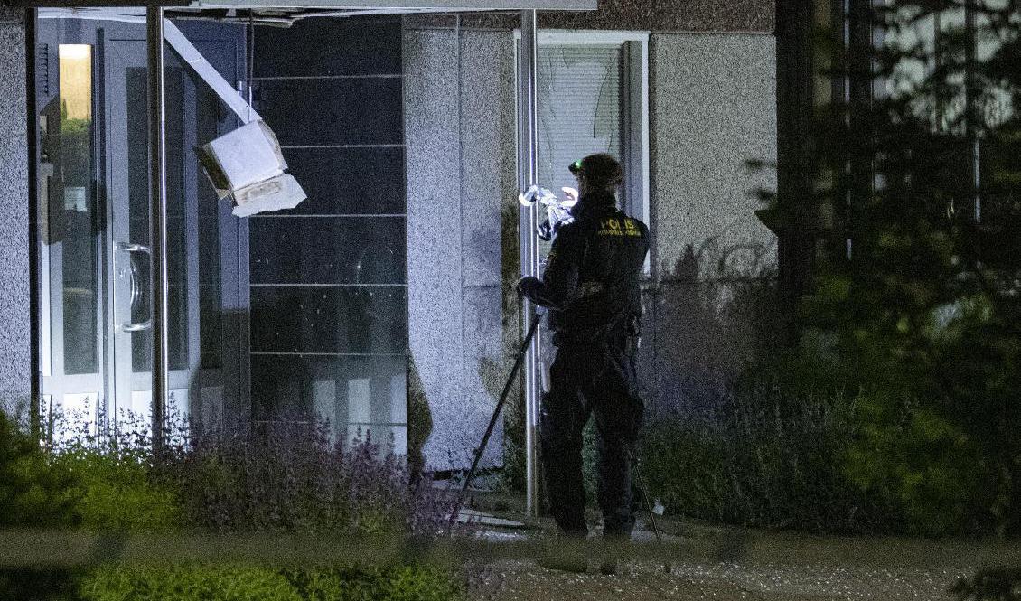 Polisens kriminaltekniker på plats vid en entré till ett flerfamiljshus i Malmö efter en detonation natten till torsdagen. Samma fastighet drabbades för någon vecka sedan av en liknade explosion. Foto: Johan Nilsson/TT
