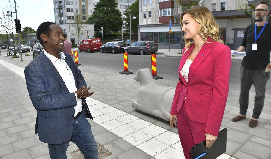 Kristdemokraternas partiledare Ebba Busch (KD) hälsas av vd och grundare Ahmed Abdirahman. Foto: Claudio Bresciani/TT