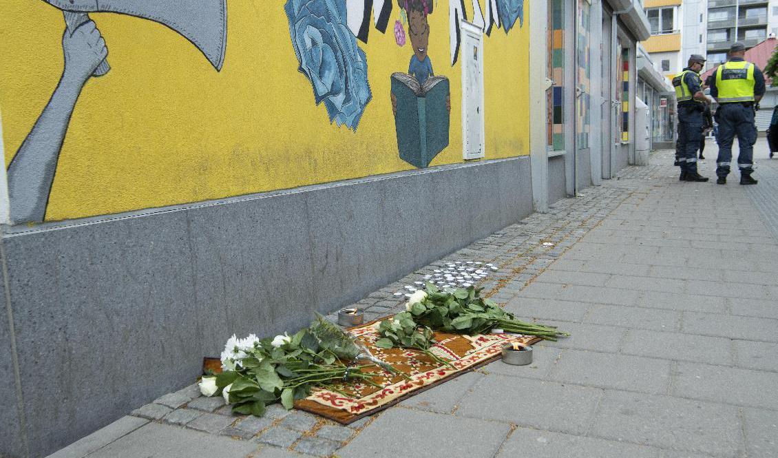 Den 31 maj skedde ett mord mitt på ljusa dagen i centrala Husby. Blommor och tända ljus placerade vid mordplatsen. Arkivbild. Foto: Sofia Ekström/SvD/TT