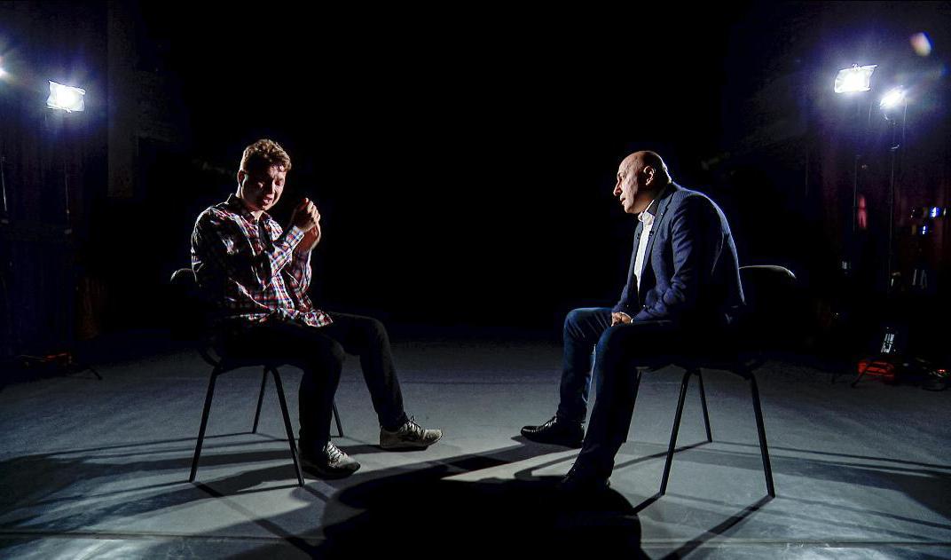 Stillbild från det inslag som i torsdags visades i statlig belarusisk tv där den fängslade regimkritiske aktivisten och journalisten Roman Protasevitj "intervjuas". Foto: ONT via AP/TT