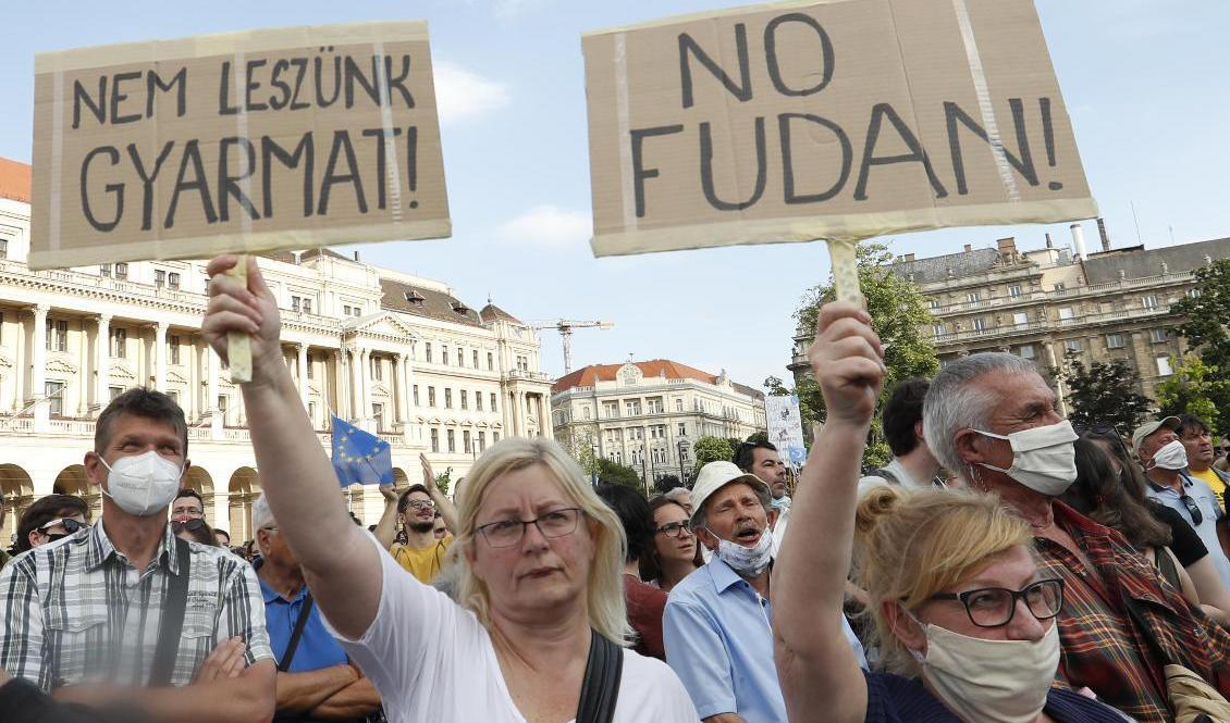 

Tusentals demonstranter protesterade i Ungerns huvudstad Budapest under lördagen mot planerna på att låta ett kinesiskt universitet öppna en avdelning i staden. Foto: Laszlo Balogh/AP/TT                                                                                        