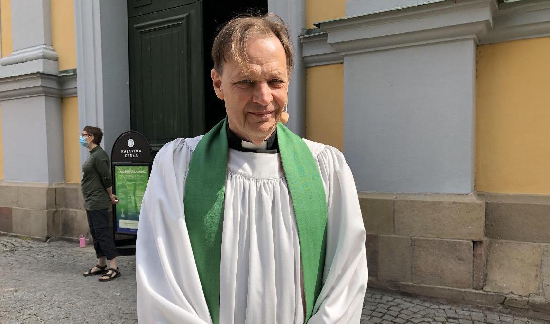 Paul Fried, komminister i Katarina församling, håller i dagens gudstjänst.- Det känns lite ovanligt, säger han, om att åter träffas i kyrkan efter en lång period utan den möjligheten. Foto: Helena Wande/TT