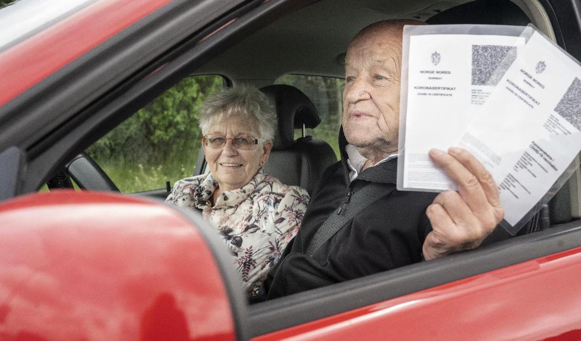 Norge öppnar gränsen efter 15 månader. Bland de första som kunde besöka Sverige utan att behöva sitta i hemkarantän var makarna Åse och Odd Roger Adolfsen som visade upp sina vaccinationspass. Foto: Björn Larsson Rosvall/TT