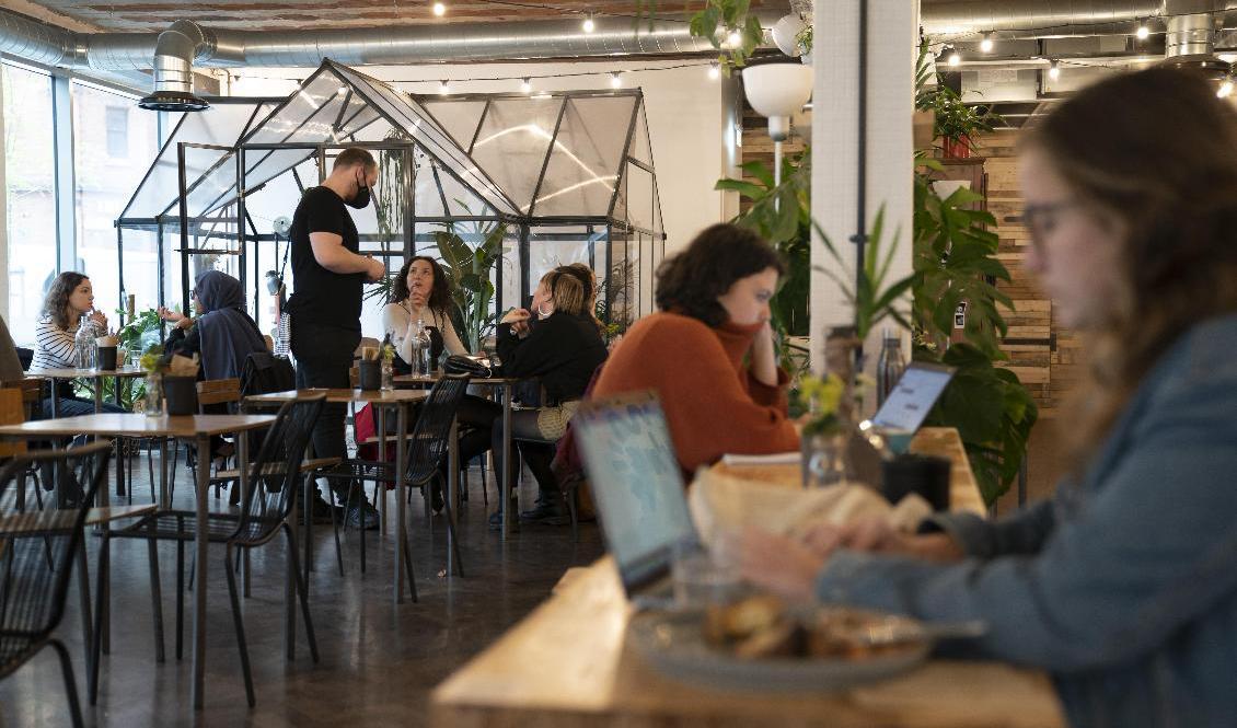 Britter på kaféer och pubar i samband med att landet försiktigt öppnade igen i mitten av maj. Arkivbild. Foto: Jon Super/AP/TT