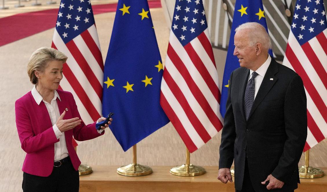 EU-kommissionens ordförande Ursula von der Leyen och USA:s president Joe Biden gläds åt överenskommelsen mellan USA och EU. Foto: Francisco Seco