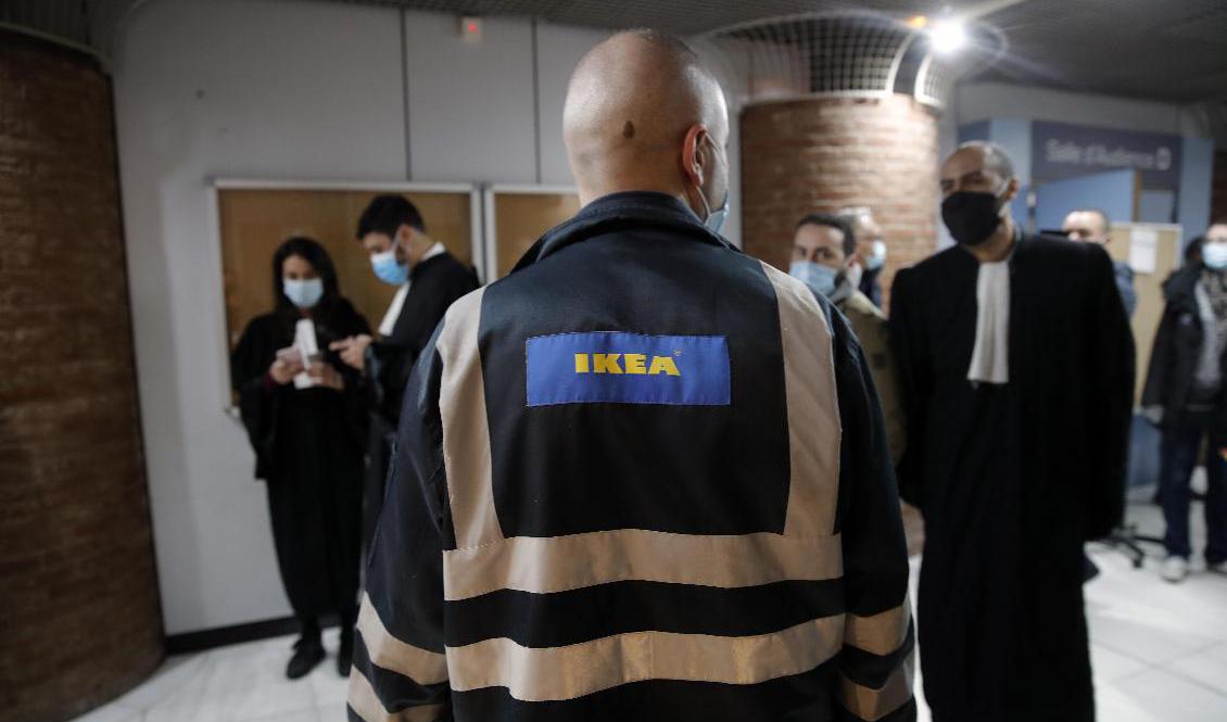 En Ikeaanställd och de anklagades advokater anländer till domstolen i Versailles utanför Paris i mars 2021. Foto: Christophe Ena/AP/TT