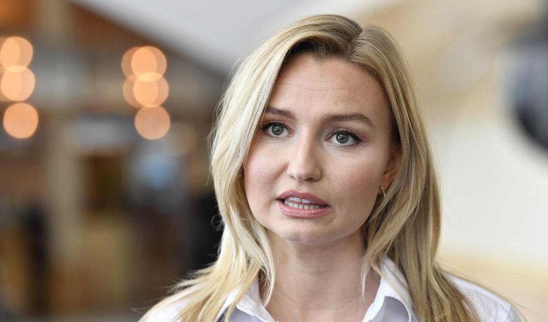 Kristdemokraternas partiledare Ebba Busch tar inte Vänsterpartiets ultimatum till regeringen på allvar, men tvekar inte att fälla regeringen om det skulle bli en misstroendeomröstning. Foto: Henrik Montgomery/TT