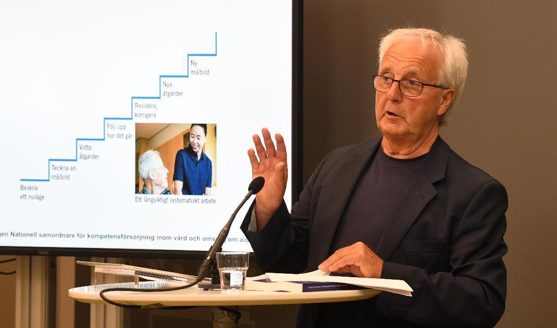 Regeringens nationelle samordnare för ökad kvalitet inom äldreomsorgen Göran Johnsson överlämnar ett betänkande till socialminister Lena Hallengren. Foto: Fredrik Sandberg/TT