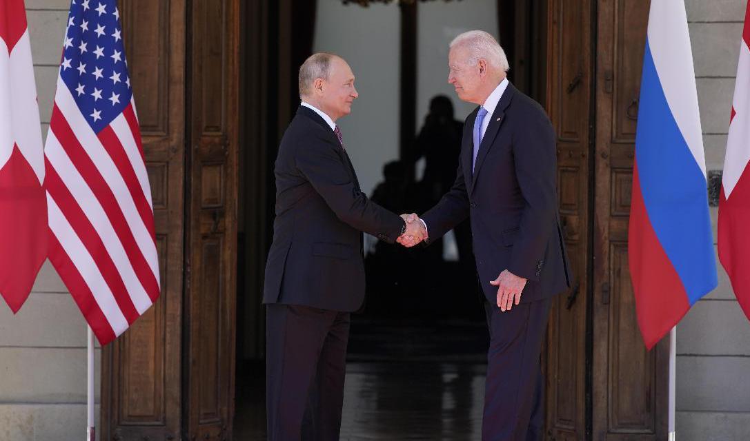 
Handslag mellan Rysslands president Vladimir Putin och USA:s president Joe Biden i Genève. Foto: Patrick Semansky/AP/TT                                            