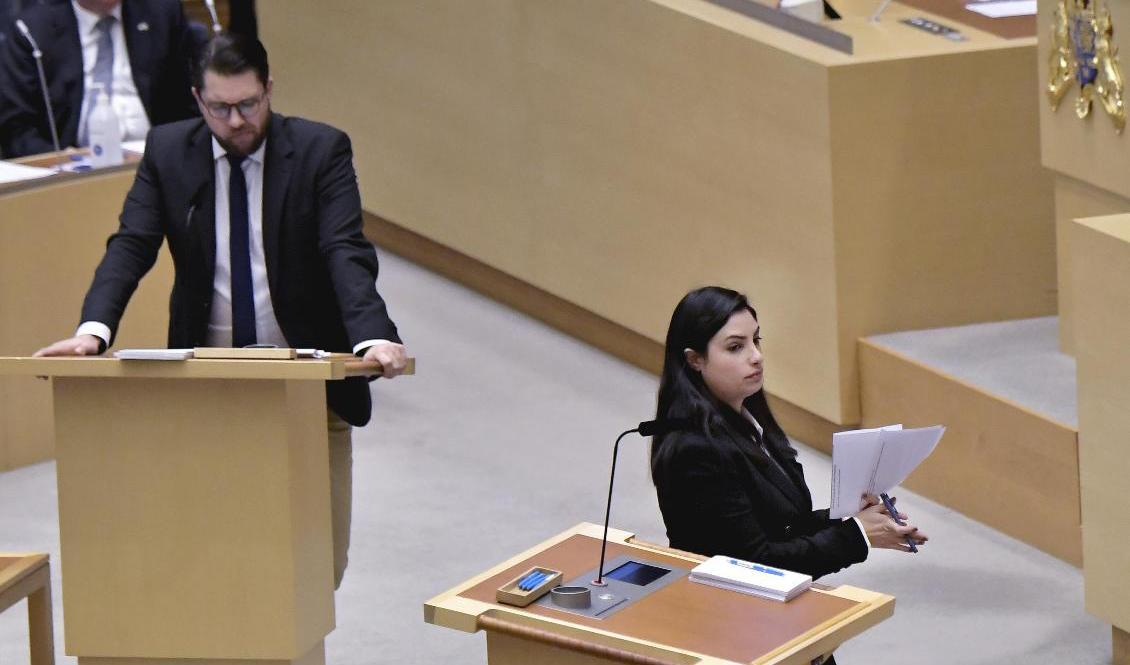 Sverigedemokraternas partiledare Jimmie Åkesson (SD) och Vänsterpartiets partiledare Nooshi Dadgostar (V) under en partiledardebatt tidigare i år. Foto: Arkivbild. Janerik Henriksson/TT
