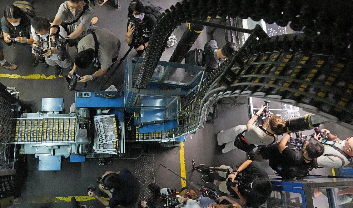 Apple Dailys tryckpressar går varma efter polistillslaget. Foto: Kin Cheung/AP/TT