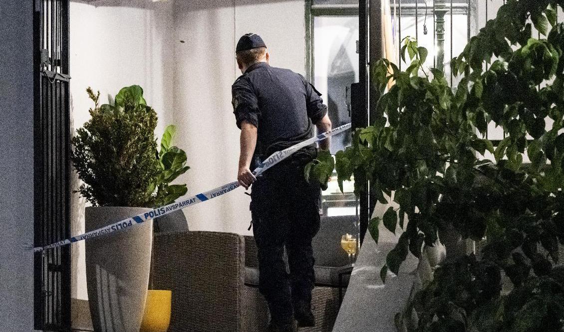 Polis på plats vid restaurangen i centrala Kristianstad som besköts på lördagskvällen. Foto: Johan Nilsson/TT