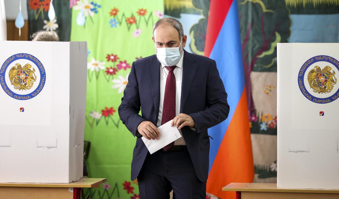 Armeniens premiärminister Nikol Pasjinjan lägger sin röst. Foto: Tigran Mehrabyan/AP/TT