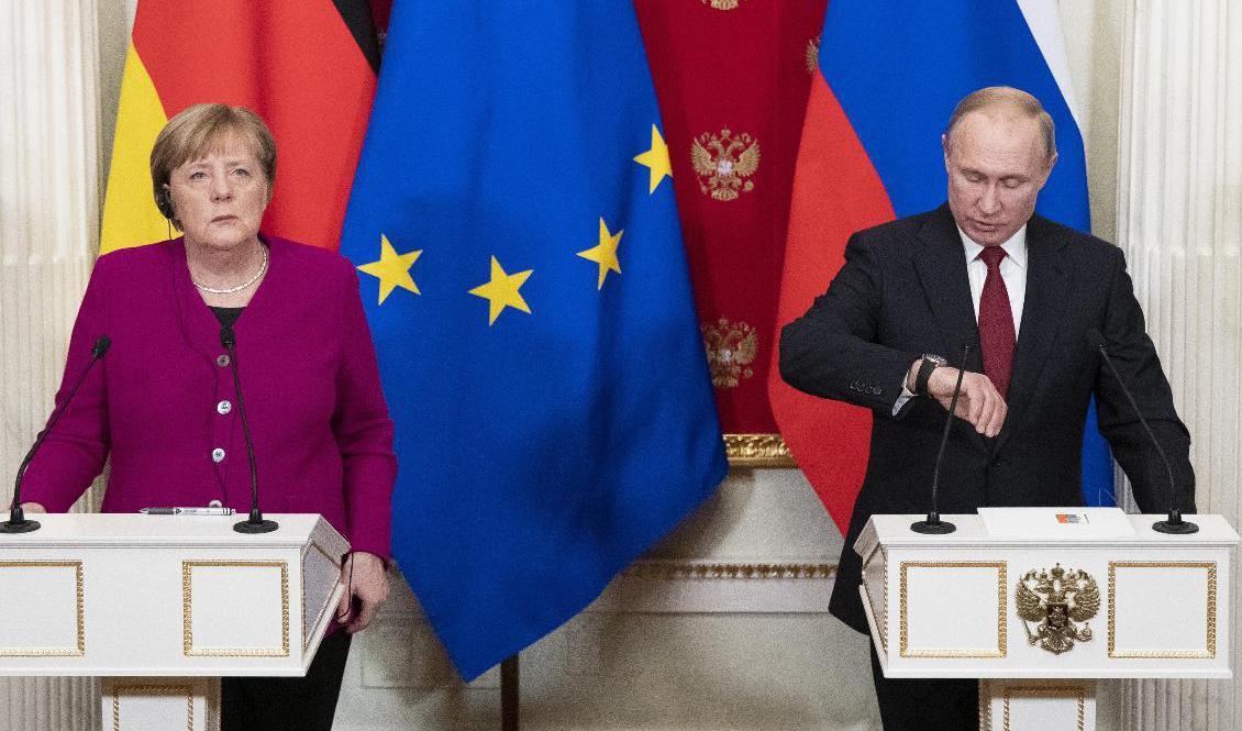 Tiden är inne för ännu en spionaffär att förpesta relationen mellan förbundskansler Angela Merkel och president Vladimir Putin. Arkivbild. Foto: Pavel Golovkin/AP/TT